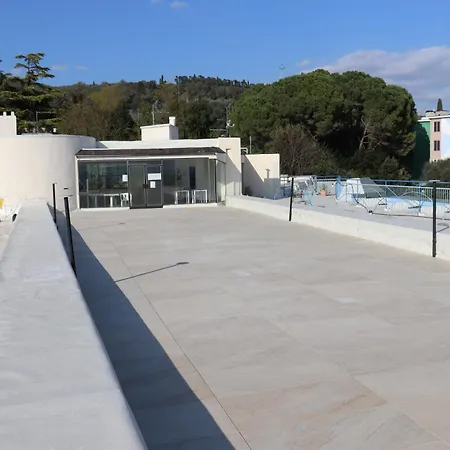 Monika 302 Joy In The * Garde